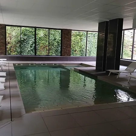 With Pool And Jacuzzi Apartmán